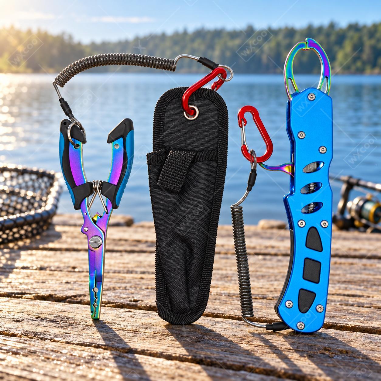 Fishing Line Cutter - ブルーのチタンコーティングを施した、16cmの海水釣り用プライヤー。フック外し、ラインカッター、スプリットリングオープナー、ランヤード、シース、グリップが付属。